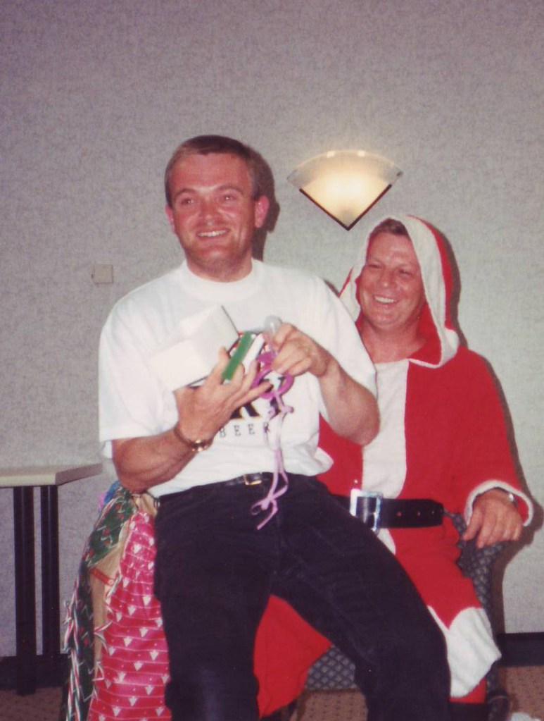 Xmas-Santas-knee-cardinal